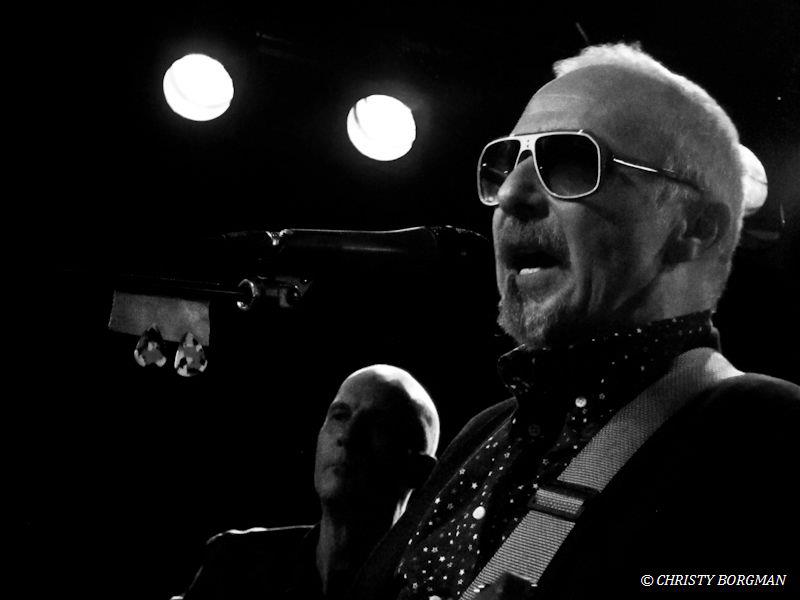 401679_561157580565646_1504982194_n